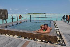 gelukkig jong paar Bij zomer vakantie hebben pret en kom tot rust Bij strand foto