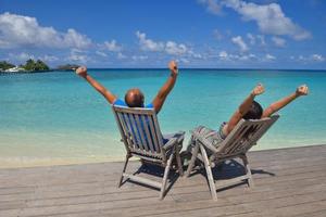 gelukkig jong koppel veel plezier op het strand foto