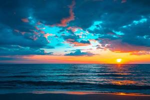 mooi zonsondergang over- de zee Aan tropisch strand voor reizen en vakantie foto