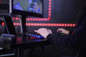 jong vrouw professioneel wimpel en gamer met koptelefoon spelen online video spellen foto