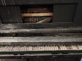 oud gebroken vuil piano vernietigd uit van onderhoud foto