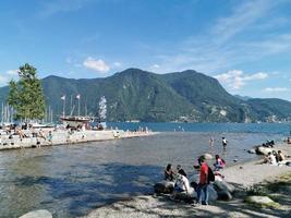 lugano, Zwitserland - juni 23 2019 - Lugano visie stadsgezicht van de meer vol van mensen foto