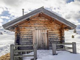 dolomieten sneeuw panorama houten hut val badia armentarola foto