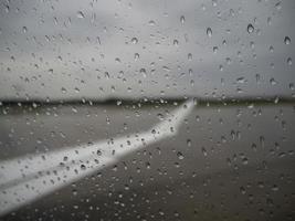 regen druppels Aan vliegtuig venster foto