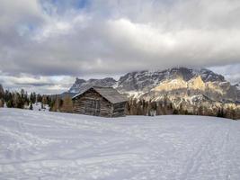 dolomieten sneeuw panorama houten hut val badia armentarola foto