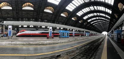 Milaan, Italië - april 9 2018 - Milaan centraal spoorweg station kraai foto