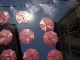 gras Frankrijk roze paraplu's straat foto