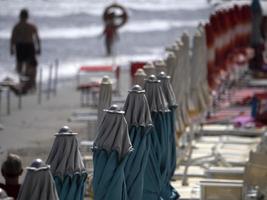 zomer zon paraplu's Aan Ligurië strand foto