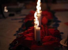 Kerstmis kaarsen Aan de tafel foto