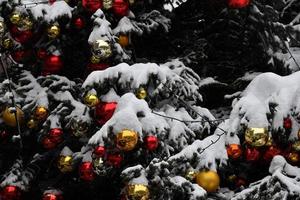 Kerstmis Kerstmis boom bal detail dichtbij omhoog onder de sneeuw foto