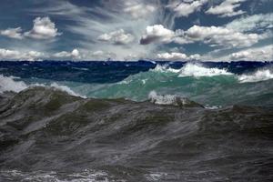 tsunami tropisch orkaan Aan de zee foto