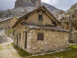 verlaten onderdak in tofaan dolomieten bergen panorama foto