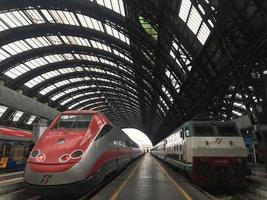 Milaan, Italië - april 9 2018 - Milaan centraal spoorweg station kraai foto