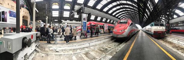 Milaan, Italië - april 9 2018 - Milaan centraal spoorweg station druk van reizigers foto