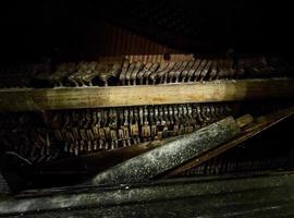 oud gebroken vuil piano vernietigd uit van onderhoud foto