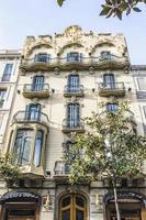 gevel van een flatgebouw in modernismo-stijl in gracia, barcelona, spanje, europa foto