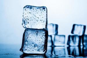 ice pack het resultaat van het water is voordat het ijs meerdere blokken heeft gestapeld. de oorsprong van het idee. en een mooie lay-out. eten en drinken concepten cool foto