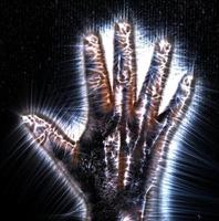 3D-illustratie van een gloeiende menselijke vrouwelijke hand met een Kirlian-aura met verschillende symbolen foto