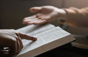 twee geliefden die de bijbel bestuderen, het is Gods liefde voor christenen. foto