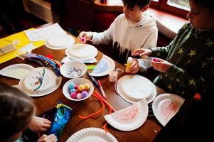 voorbereiden op Pasen concept. kinderen maken door handen konijntje en eieren. foto