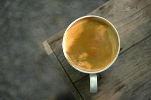 warme koffie, americano-koffie, cafeïnehoudende drank, crema-koffie, close-up shot. foto