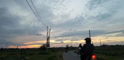 buitenlandschap met bewolkte lucht foto