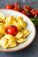 ravioli zeevruchten vis, inktvis, schaaldieren, garnalen verse gezonde maaltijd eten snack dieet op tafel kopieer ruimte voedsel foto