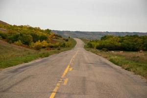 herfstkleuren langs de rijbaan in de vallei van qu'appelle, saskatchewan, canada foto