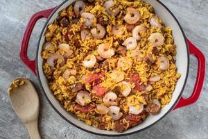 jambalaya met rijst en garnalen plat gelegd foto