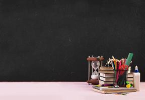 set van kleurrijke schoolbenodigdheden, boeken en notebooks. accessoires voor kantoorbenodigdheden. foto