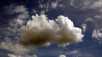 foto van witte wolkenlucht op een warme dag