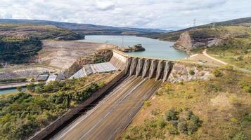 sao paulo, brazilië, mei 2019 - luchtfoto van de itupararanga-dam foto