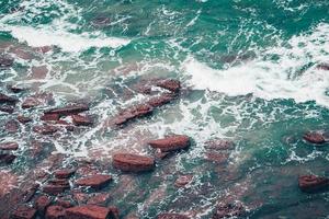 rotsen aan de zee in de kust in bilbao, spanje foto