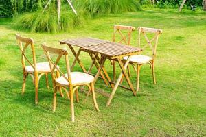 houten tafel en stoel in de tuin foto