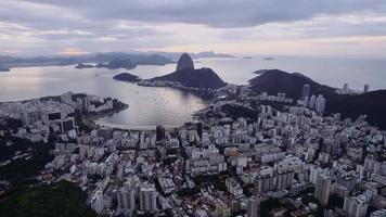 suikerbroodberg in rio de janeiro, brazilië. botafogo gebouwen. guanabara baai en boten en schepen. foto