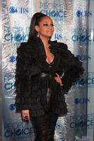 los angeles, 5 jan - raven-symone arriveert bij 2011 people's choice awards in nokia theater at la live op 5 januari 2011 in los angeles, ca foto