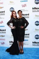 los angeles, 19 mei - icona pop arriveert op de billboard music awards 2013 in de mgm grand garden arena op 19 mei 2013 in las vegas, nv foto