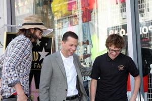 los angeles, 19 sep - ashton kutcher, jon cryer, angus t jones bij de jon cryer hollywood walk of fame ster ceremonie op hollywood walk of fame op 19 september 2011 in los angeles, ca foto