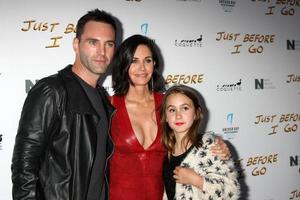 los angeles, 20 februari - johnny mcdaid, courteney cox, coco arquette bij de première net voordat ik ga in de arclight hollywood theaters op 20 april 2015 in los angeles, ca foto