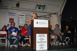 los angeles, 1 okt - stefanie scott arriveert bij het licht de nacht hollywood walk 2011 bij de zonsondergang gower studio's op 1 oktober 2011 in los angeles, ca foto