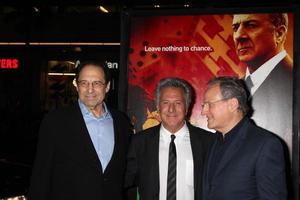 los angeles, 25 jan - david milch, dustin hoffman, michael mann arriveert bij de première van geluk los angeles van hbo-serie in graumans chinese theater op 25 januari 2012 in los angeles, ca foto