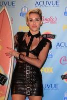 los angeles, 11 aug - miley cyrus in de 2013 teen choice awards perskamer in het gibson ampitheater universal op 11 augustus 2013 in los angeles, ca. foto