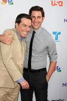 los angeles, 1 aug - ed helms, john krasinski arriveert op het nbc tca zomer 2011 feest in het sls hotel op 1 augustus 2011 in los angeles, ca foto