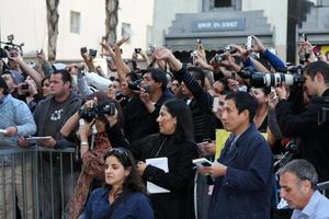 los angeles, 8 nov - fans bij de hollywood walk of fame-ceremonie die een ster schenkt aan shakira in w hollywood op 8 november 2011 in los angeles, ca foto