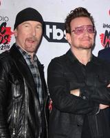 los angeles, 3 apr - bono, the edge bij de iheart radio music awards 2016 perskamer op het forum op 3 april 2016 in inglewood, ca foto