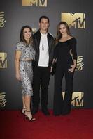 los angeles, 9 april - dana teller, miles teller, kaleigh sperry bij de 2016 mtv movie awards aankomsten in de warner brothers studio op 9 april 2016 in burbank, ca foto