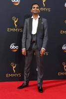 los angeles, 18 sep - aziz ansari bij de 2016 primetime emmy awards, aankomst in het microsoft theater op 18 september 2016 in los angeles, ca foto