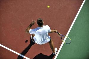 jonge man tennissen foto