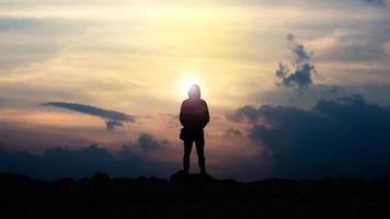 silhouet van liefdesjongen en meisje tegen zonsondergang foto