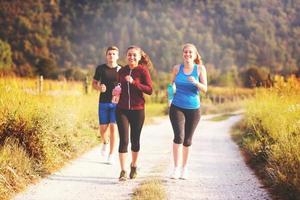 jongeren joggen op landweg foto